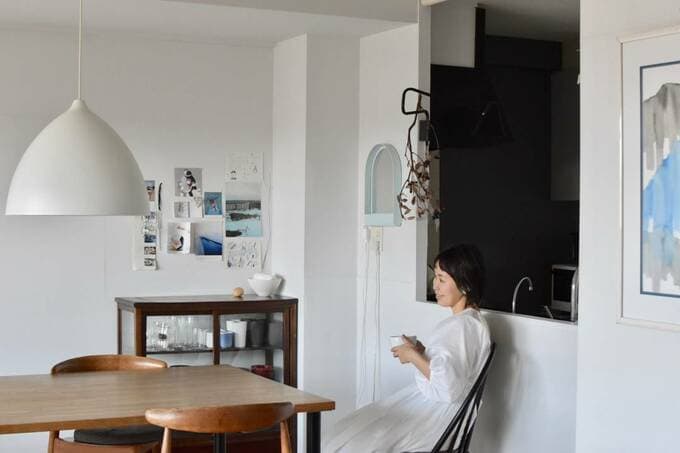 リビングに女性