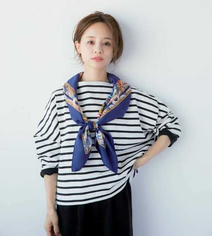 スカーフを巻いて大人チャーミングに
