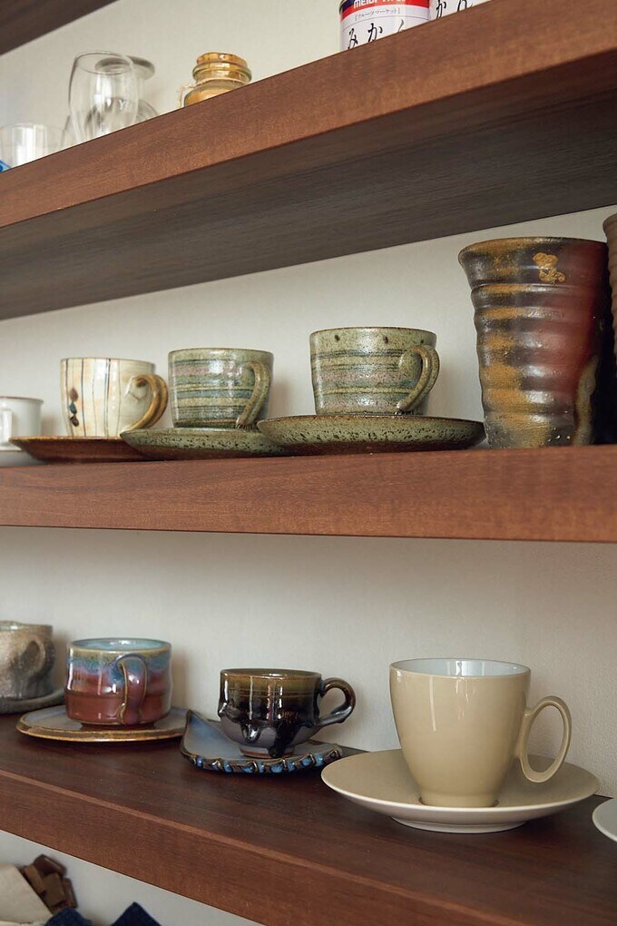 陶器のカップアンドソーサーを飾る