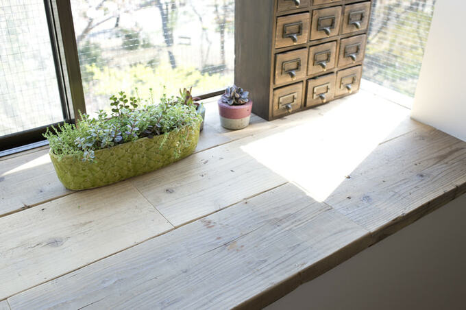 足場板を貼ったカウンター