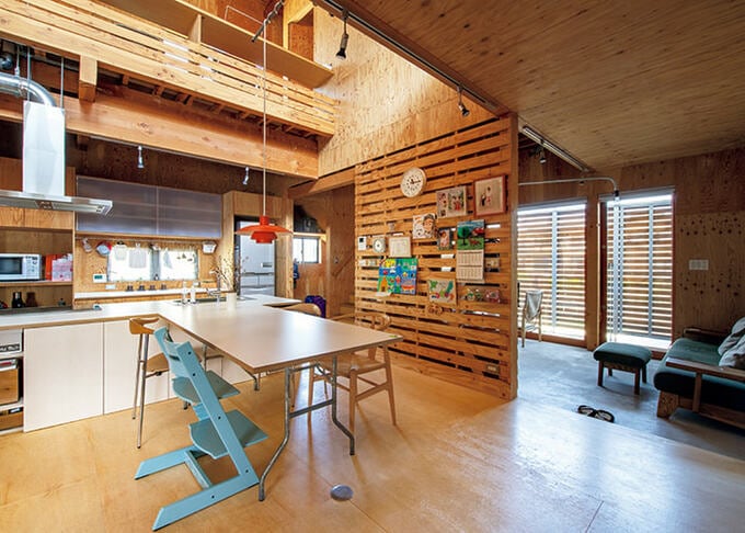 ダイニング側から見通したDKとウチ土間、ソト土間