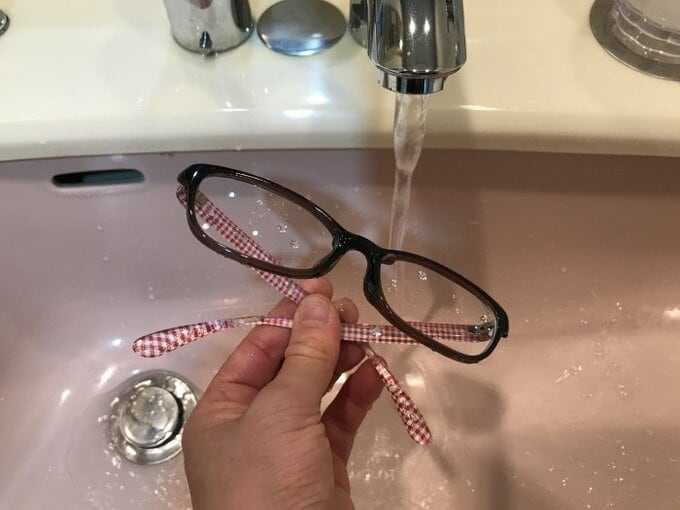 メガネを水洗い