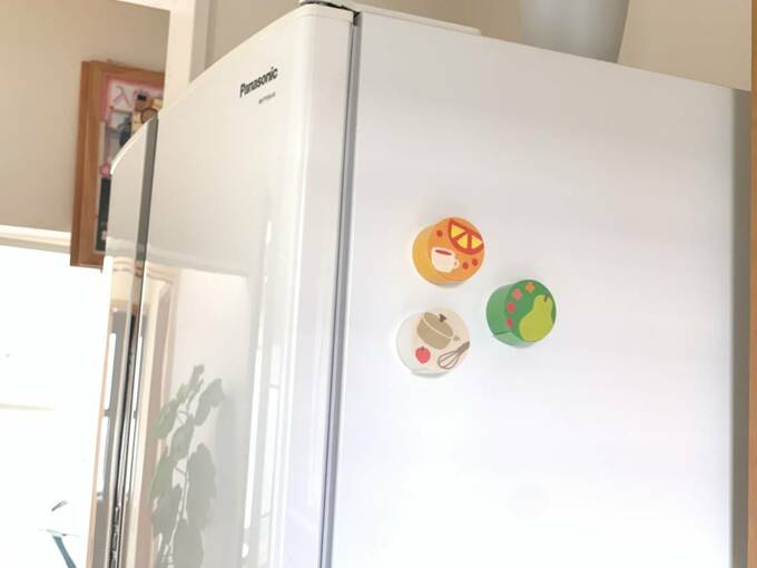 マグネットで冷蔵庫にくっつく