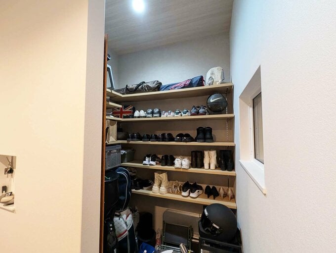 ものがいっぱいのシューズクローク