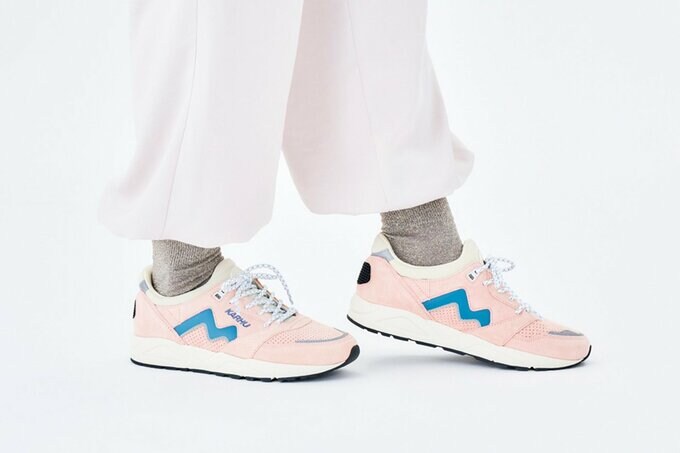 ピンクのスニーカーとグレーのソックスを履いた足元