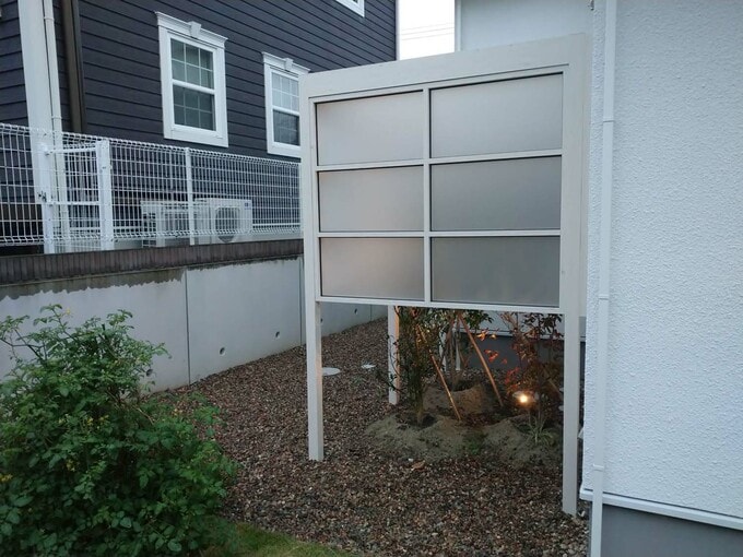 目隠しフェンスと隣家