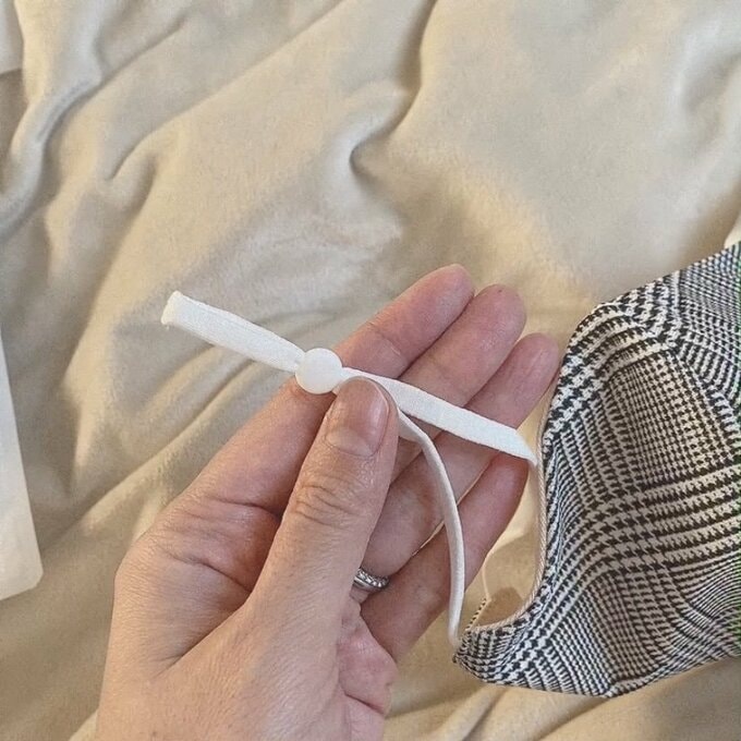 耳にかけるゴムはアジャスターつき