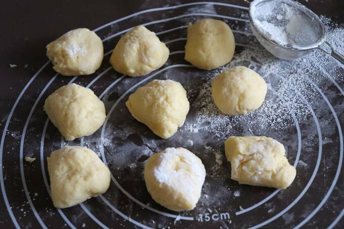 お皿に丸めた生地