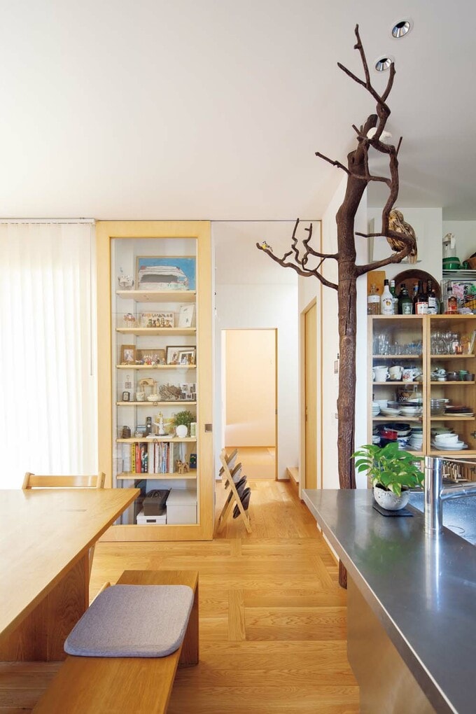 キッチンから玄関ホールを介して和室への眺め