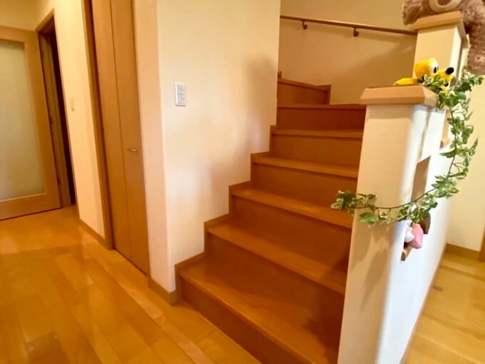 玄関の正面にある階段両端に施したR加工