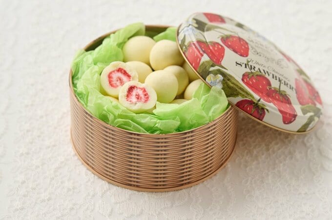 カカオマーケット バイ マリベル「ホワイトチョコレートストロベリーボール缶」¥2300
