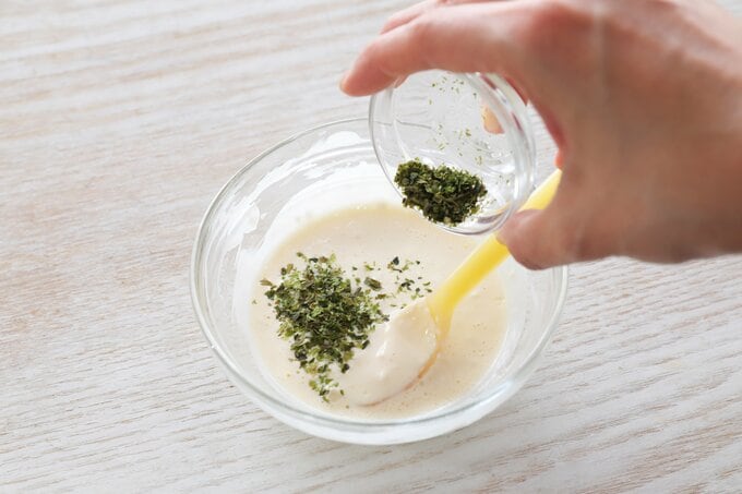 生地を混ぜ合わせる