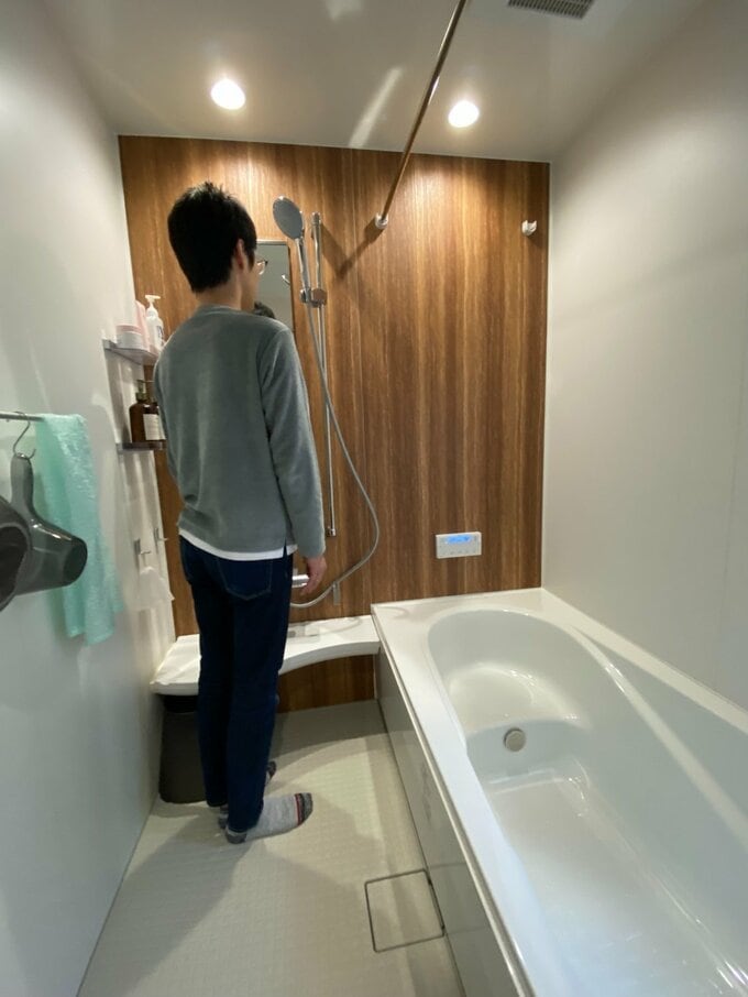 浴室に立つ男性