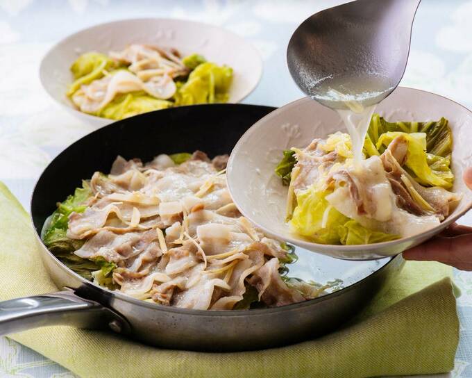 春キャベツと豚バラの重ね蒸しを皿に盛る