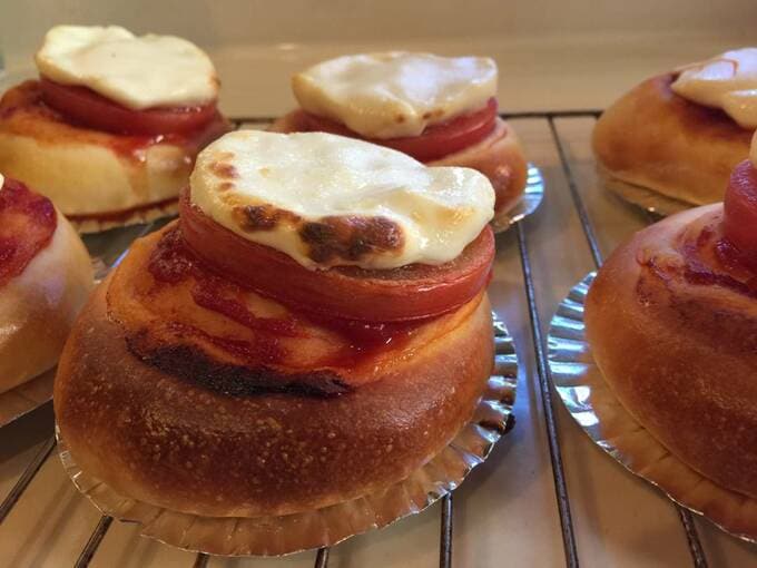 惣菜パンと菓子パン