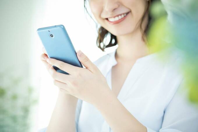 スマホを操作する女性