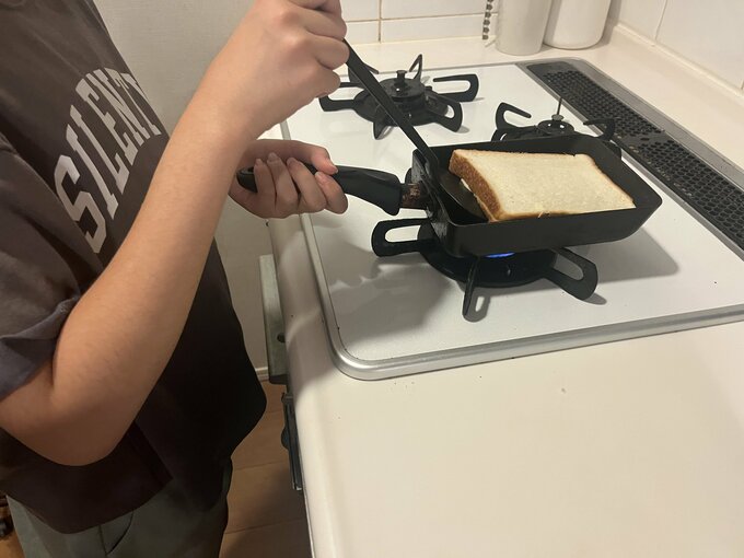 朝食をつくるharuさんの子ども