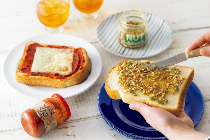 食パンにナッツソースを塗る様子