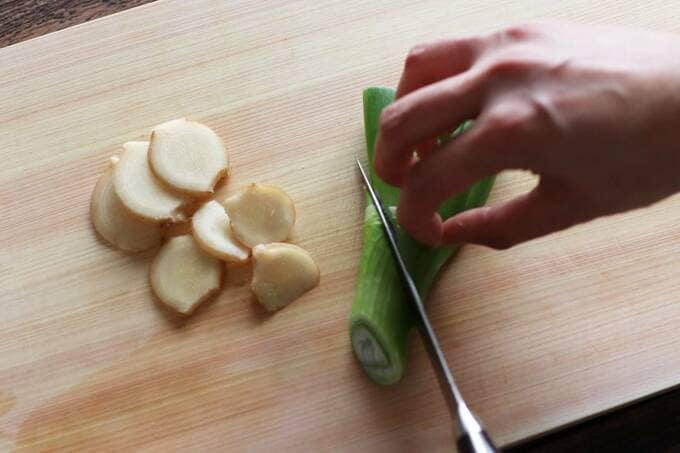 ネギを切る様子