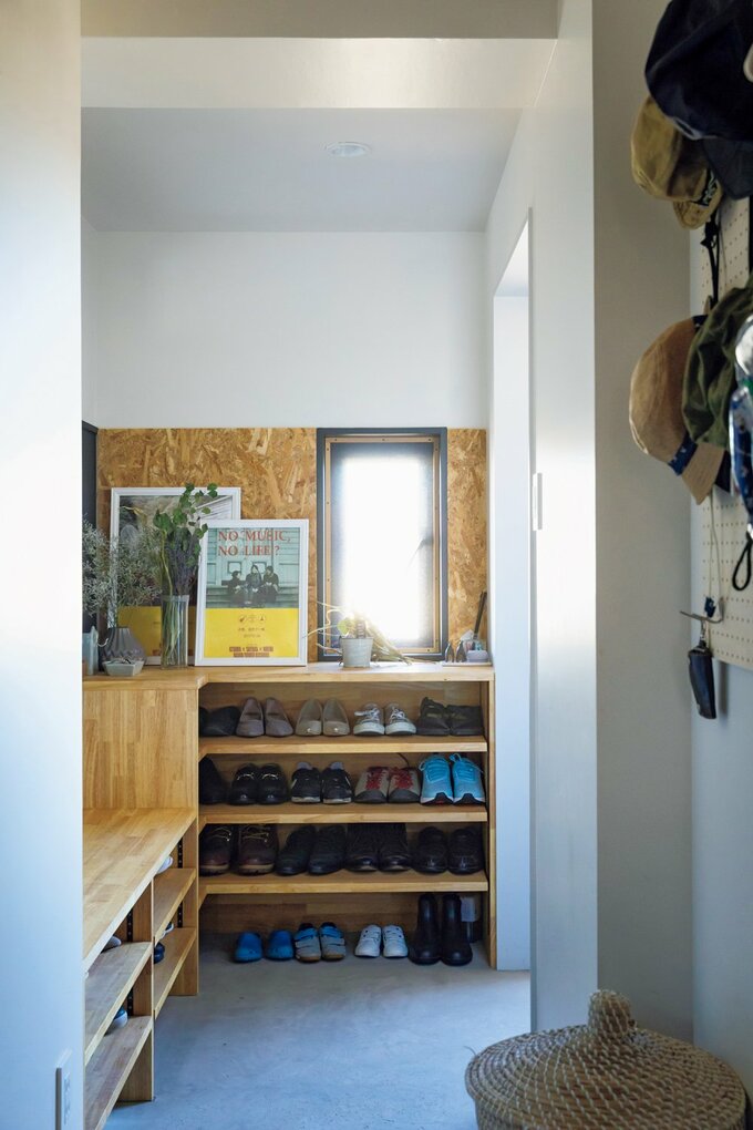 玄関にL字型のシューズボックスを造作