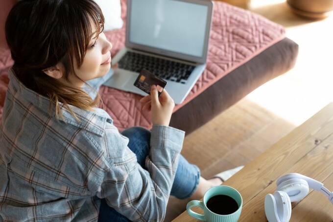 カードを持つ女性