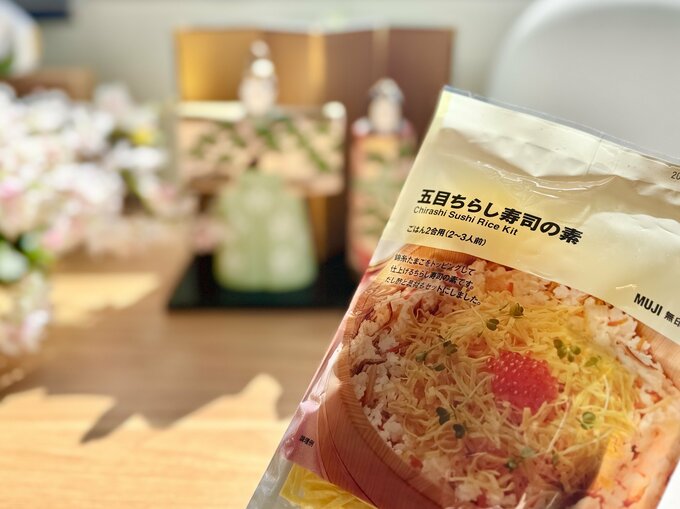ひな人形とちらし寿司の素
