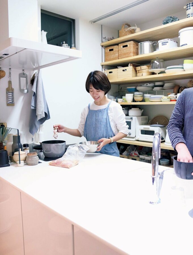 キッチンに女性