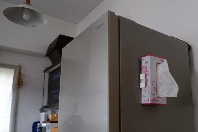 冷蔵庫サイドにティッシュ