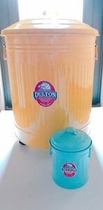 洗面所のゴミ箱は、水色のバケツ型