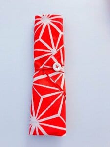 カトラリーを入れて、3をくるりと回し、ボタンに引っかければ、でき上がり。