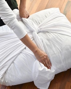 「これならコンパクトで、崩れません。クローゼットの枕棚などにも入りますよ」。