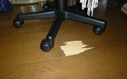 床の傷を守るには“緩衝材”が一番！床の傷予防の方法4つと超ラク修繕術