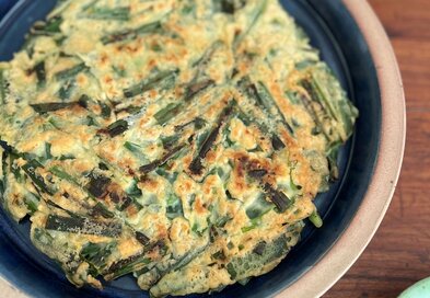 混ぜて焼くだけ「米粉チヂミ」のつくり方。ニラやサツマイモ、ニンジンを入れてもおいしい