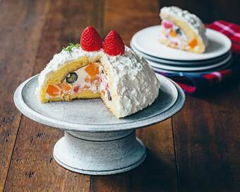 ボウルでつくれる「ズコットケーキ」。市販のスポンジで簡単、華やか