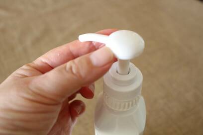 取りつけるだけで食器用洗剤がポンプ式に。100円便利グッズ