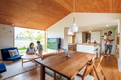 シンプルな平屋で、のびのびと子育て。転職せずにUターン移住した30代夫婦の暮らし