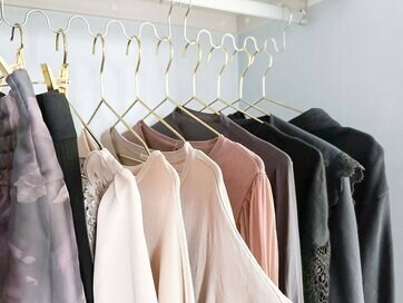 気温の急激な変化で「衣替えが難しい」を解決。あえて季節別に分けない