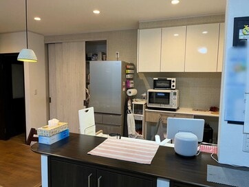 冷蔵庫扉が食事中にヒット、コンセントの場所を間違えた：キッチンリフォーム後悔談
