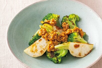 腸活2大食材「納豆・海藻」の意外な組み合わせがおいしい。焼き野菜とネバネバドレッシングが斬新