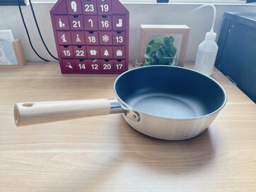 アラフィフの暮らし上手たちが「買ってよかったもの」。無印のフライパンは1台6役で便利