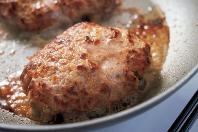 ジューシーなハンバーグを成功させるコツ。手はしっかり冷やす
