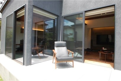 LDKとつながるフラットなデッキがある間取り。晴れた日はカフェ気分を満喫 