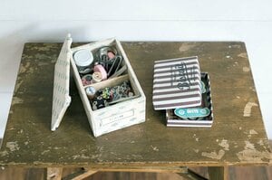 あき箱に布や包装紙をはって裁縫箱に