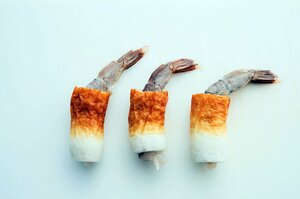 ちくわの穴に魚介や肉を詰めて食べごたえアップ