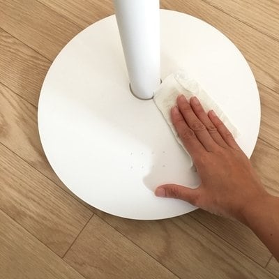 水分をぎゅっと絞ったキッチンペーパーで水拭き