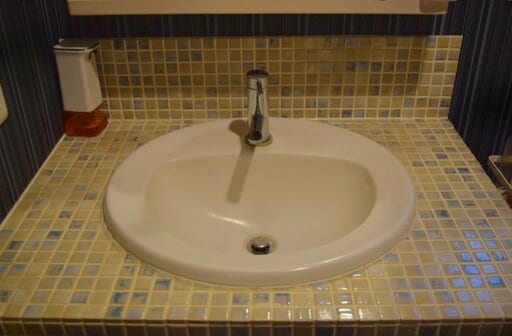 TOTOの丸型の洗面ボウルと組み合わせたモザイクタイル