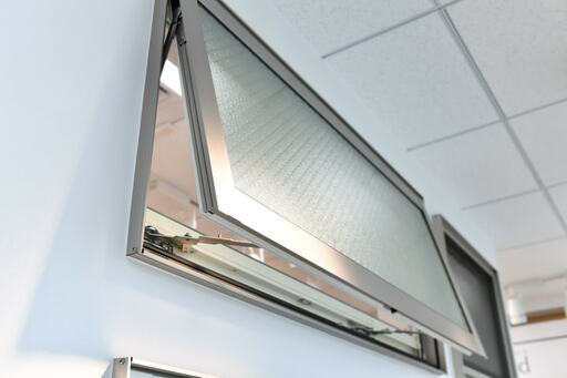 横すべり出し窓