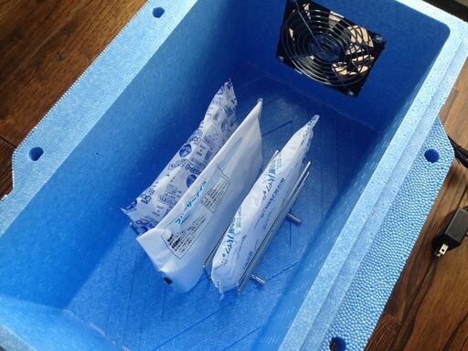 簡易クーラーに保冷剤を入れた