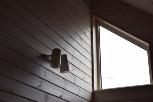 リビングの吹き抜けの2階の壁には、屋根の勾配に合わせた形のFIX窓を設置
