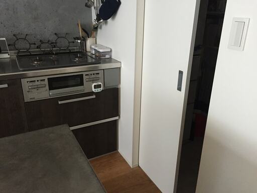パントリーの引き戸を少し開けたところ